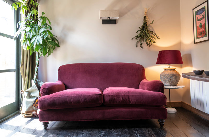 Medio sofa in Dahlia Red